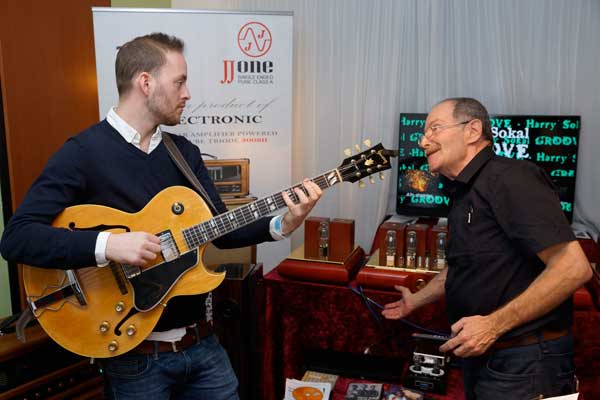John Arman und Robert Losonci und der JJ One Gitarrenverst&auml;rker
